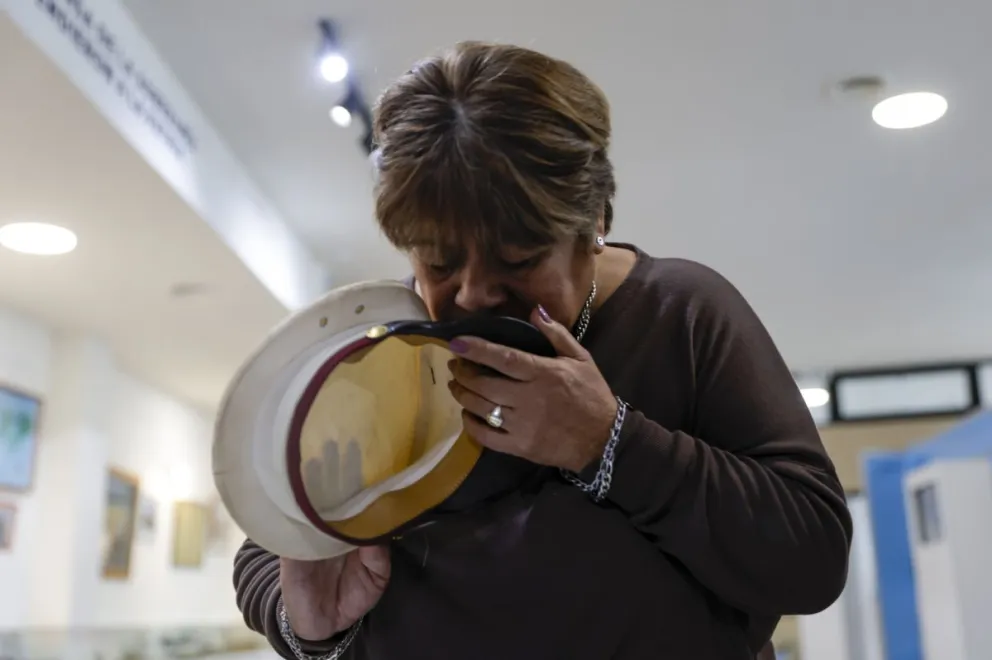La hermana del soldado Olavarría no pudo contener la emoción. Fotos Eugenia Neme.