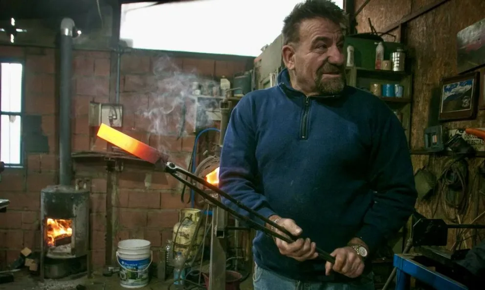 Trabajo de herrero: Edgardo Suárez forjando cuchillos; su pasión por las espadas y otras armas blancas lo transformó en un especialista. Foto: Facundo Pardo.
