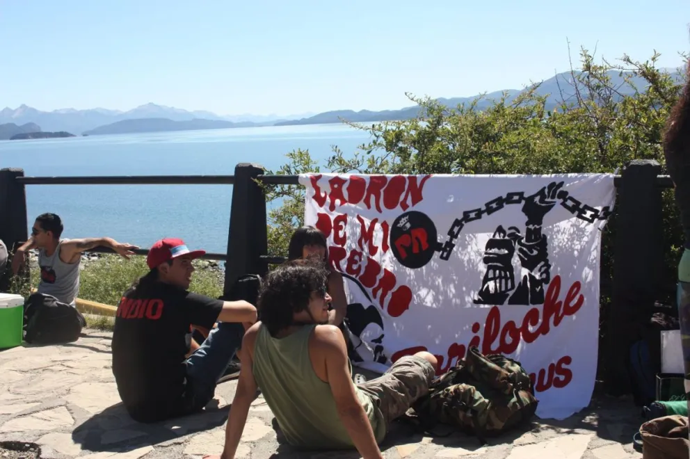 El lago, bandera de los redondos y viaje a una Misa Ricotera, dicen que queda una más. 