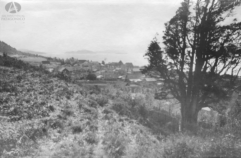 Bariloche visto desde el actual Paseo de las Colectividades, aunque hacia 1928. Colección Capraro en Archivo Visual Patagónico.