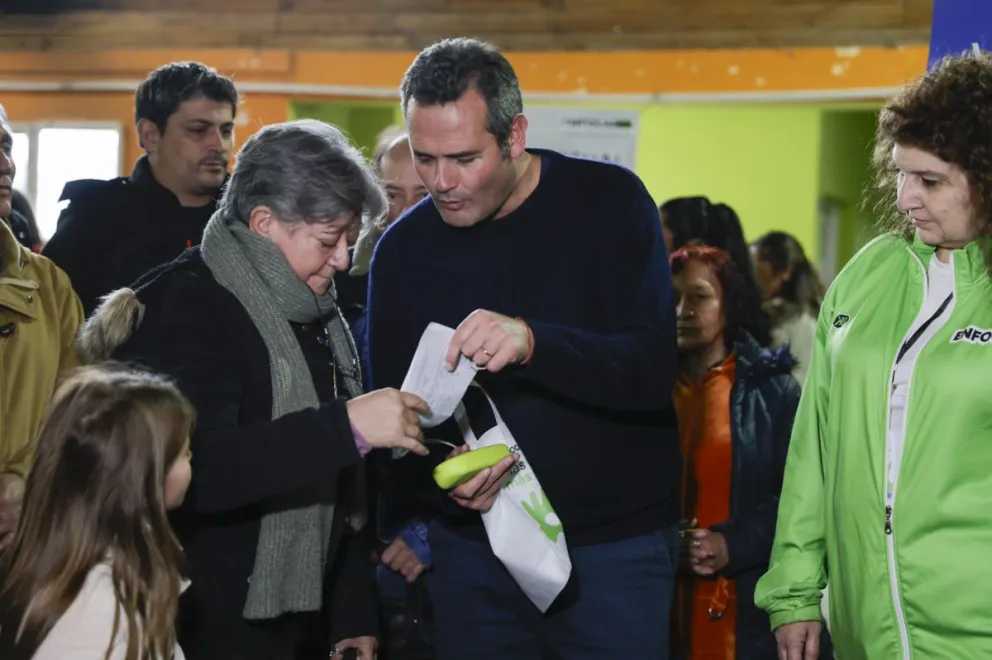 El ministro de Desarrollo Humano durante la entrega de los primeros anteojos. Fotos Eugenia Neme. 