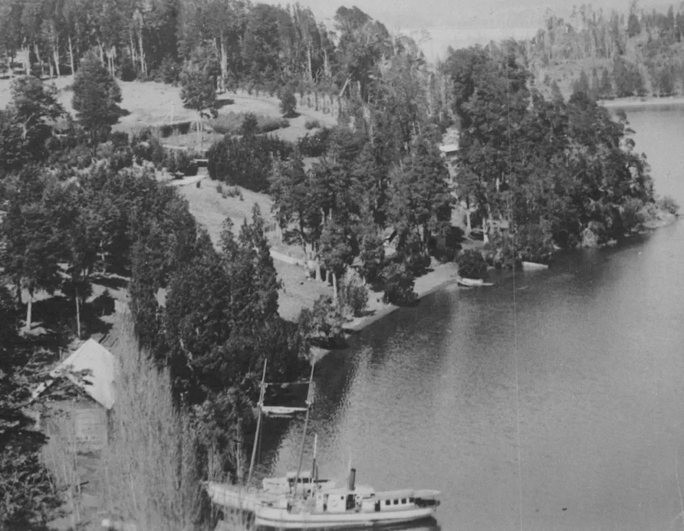Mientras otros colonos veían pasar los años sin titularizar, la isla Victoria se concedió a perpetuidad a una figura conspicua de Buenos Aires.