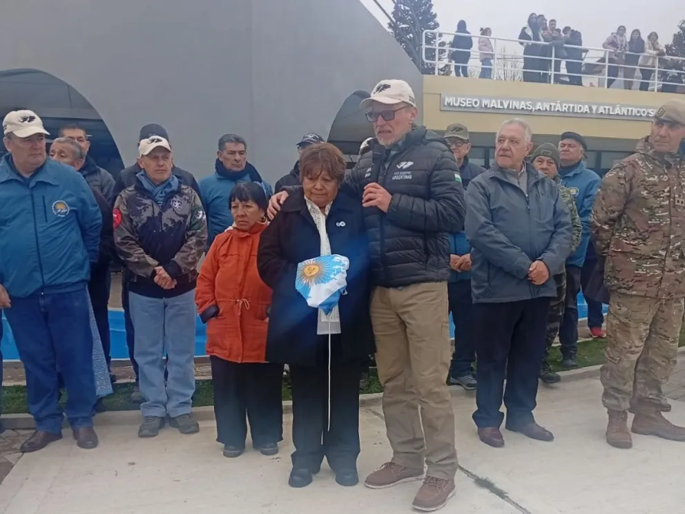 Con la bandera en sus manos, la hermana del soldado caído en Malvinas encabezó el homenaje en el Museo de Bariloche.