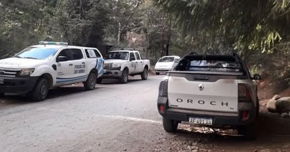 Vehículos de emergencia en la base del cerro Goye, en cercanías de Colonia Suiza.