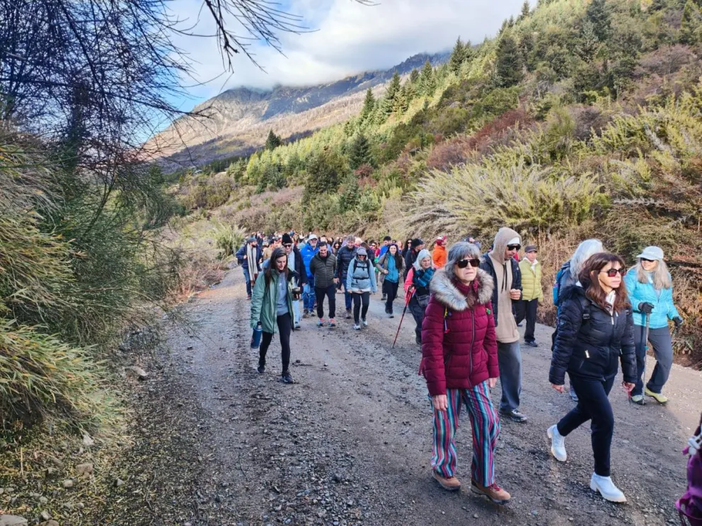 Caminata en el cerro Catedral, con el objetivo de observar los sitios donde se piensa intervenir. Imágenes gentileza.
