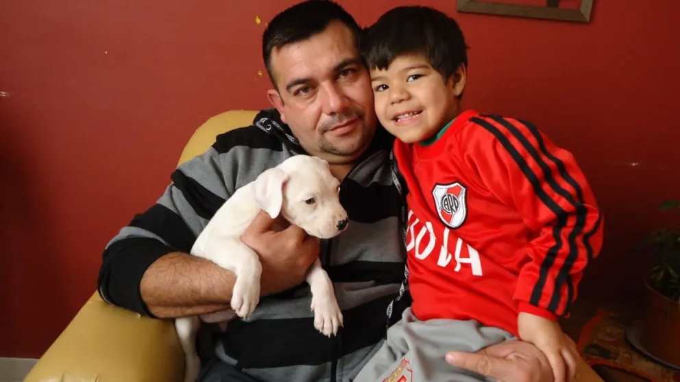 En la imagen Dylan tenía 3 añitos, junto a su papá y la mascota de la familia.