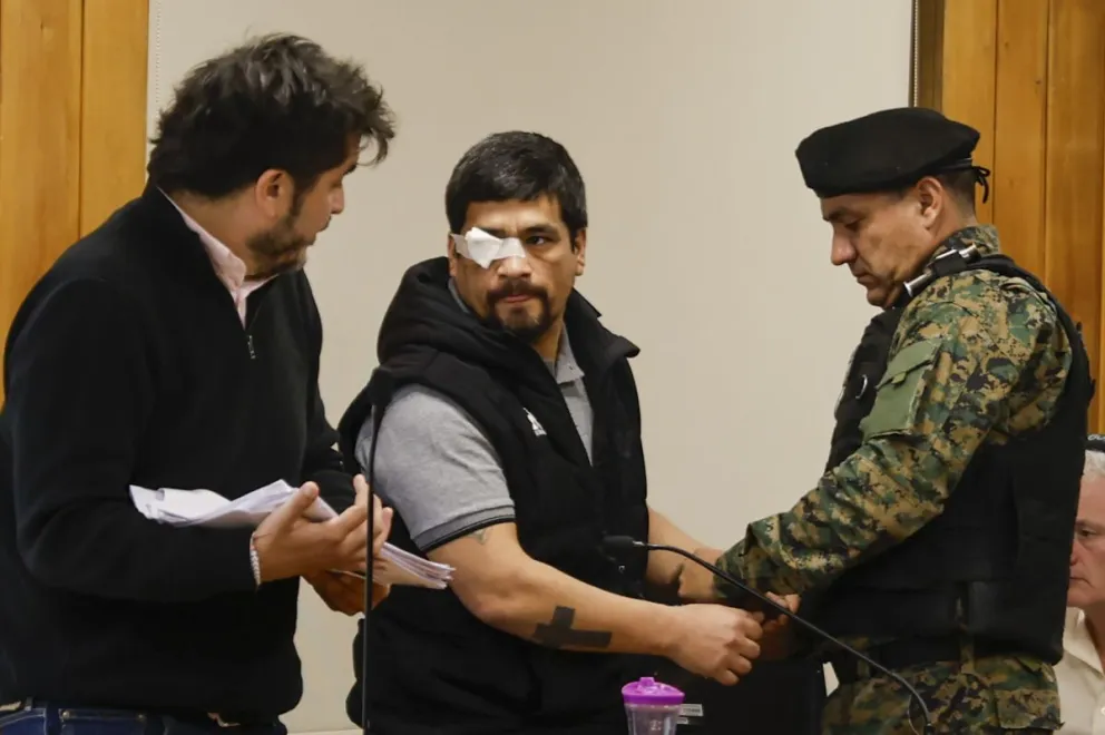 Así se encuentra el acusado en la audiencia por formulación de cargos. Foto Euge Neme