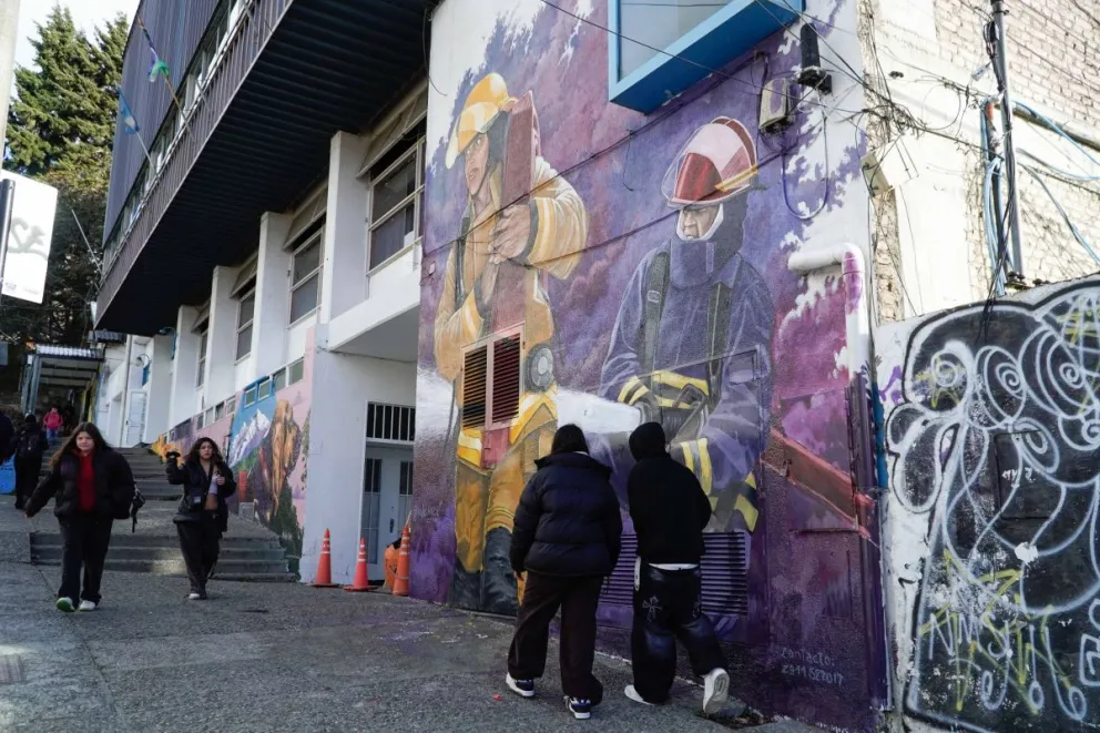 El gimnasio de Bomberos Voluntarios, con su nueva fachada a partir de la obra realizada por Vale Aves, ofrecerá la oportunidad de seguir el partido de la selección, con el objetivo de ayudar a chicos de Cruz del Sur. Foto: Facundo Pardo.