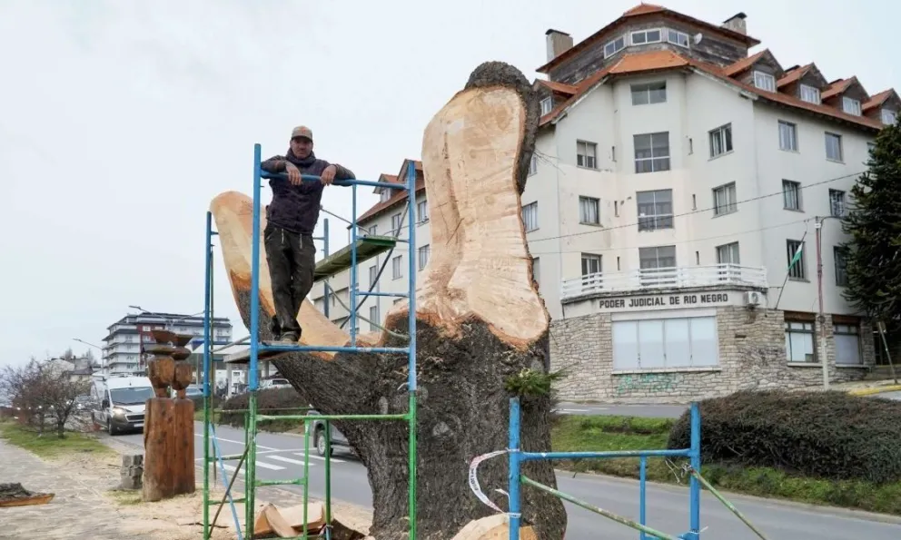El artista encargado de la obra luego de una jornada de trabajo. Fotos Facu Pardo 