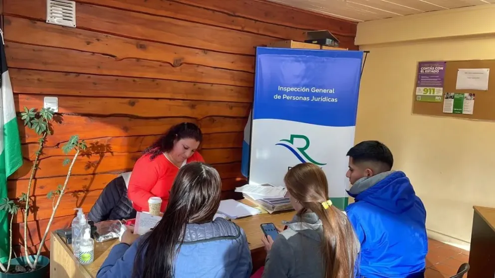 Más de veinte instituciones de la Comarca Andina pudieron realizar consultas. Foto: Gobierno de Río Negro.