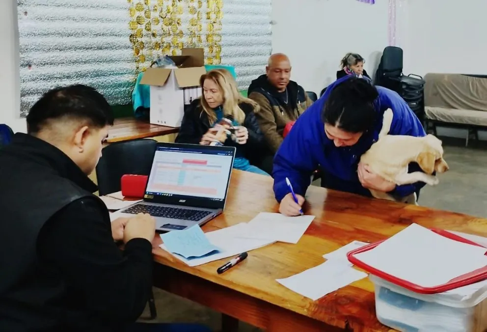 Destacaron el acompañamiento de la Junta Vecinal de San Ceferino, que colaboró en la organización y en la asistencia a los vecinos durante los días de trabajo. Fotos Municipalidad de Bariloche.