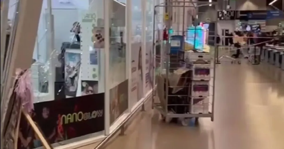 El frente de la óptica quedó destruido.