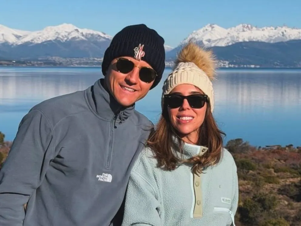 Herrera y una foto con Bariloche de fondo, en el mirador del puente Limay. 