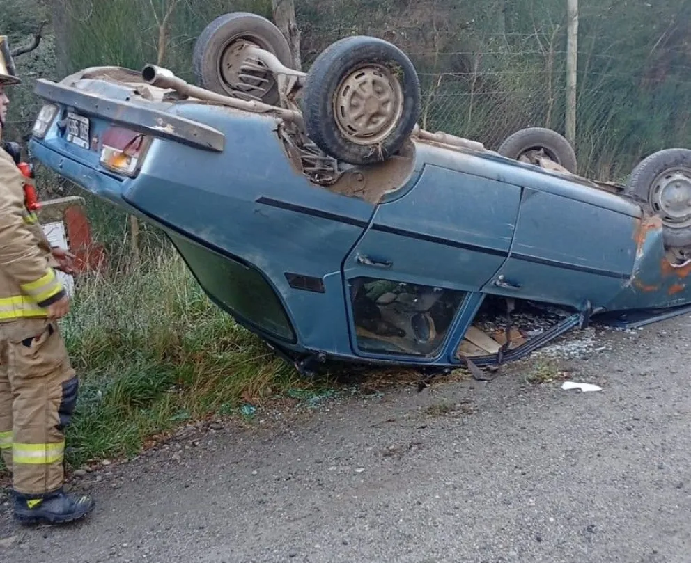 El Renault 12 volcó hace minutos en el kilómetro 21 de la Ruta de Bustillo. Varios automovilistas se detuvieron a colaborar con las personas que circulaban en el auto. Foto: gentileza