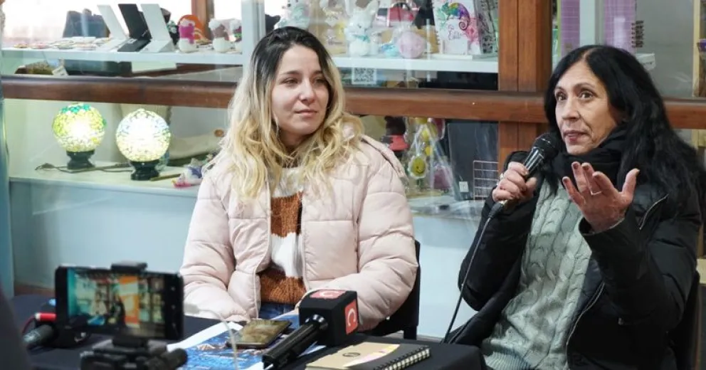 Las organizadoras Patricia Gallo y Natalí Claveriz, brindando detalles en la conferencia con los medios. 