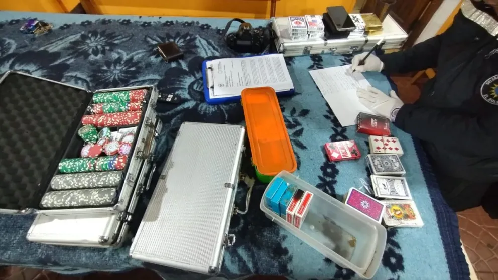 Secuestraron teléfonos celulares, dinero en efectivo y otros objetos presuntamente vinculados a la actividad investigada.