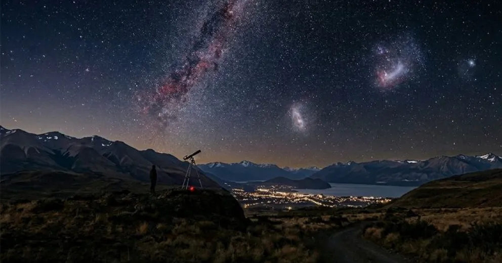 Para personas interesadas por los misterios del cosmos y conocer sobre el cielo patagónico.