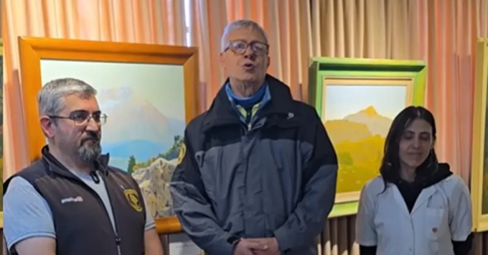 El director del museo, Lic. Eduardo Pérez el Intendente del Parque Nacional Nahuel Huapi y Dámaso Larraburu junto a la restauradora Dra. Josefina Schweickardt.