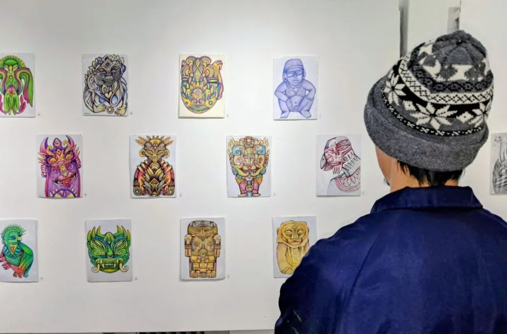 El artista, de espaldas a la cámara, con la vista en su obra. Fotos gentileza.
