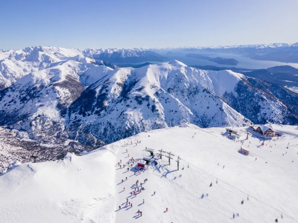 Con nuevas inversiones en infraestructura y tecnología, Cerro Catedral y Laderas Cerro Perito Moreno se preparan para recibir una nueva temporada de nieve.