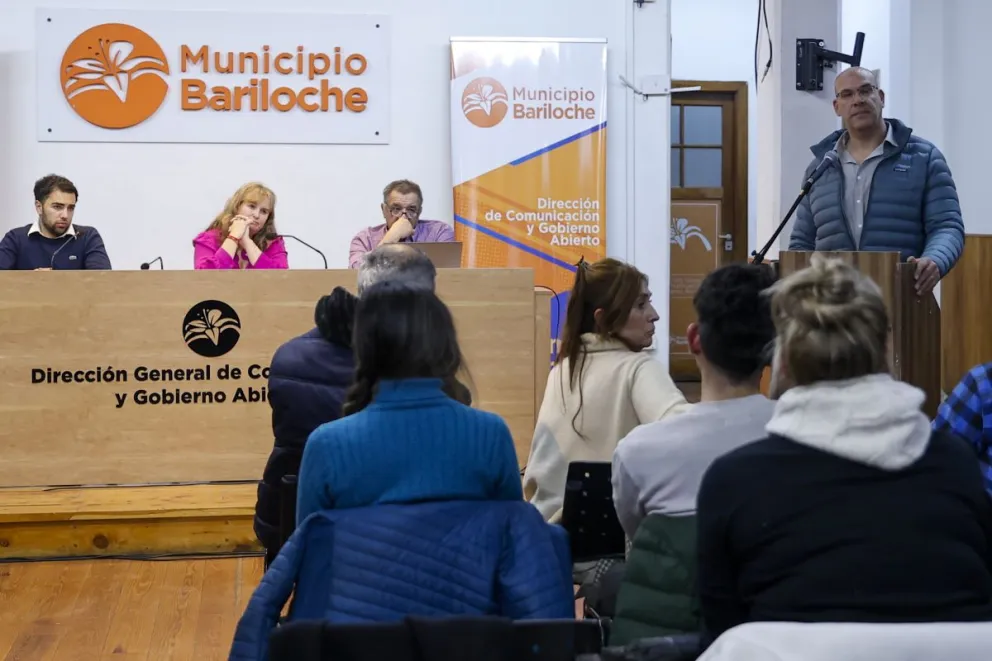Representantes de la empresa junto a las autoridades municipales. Fotos Euge Neme 