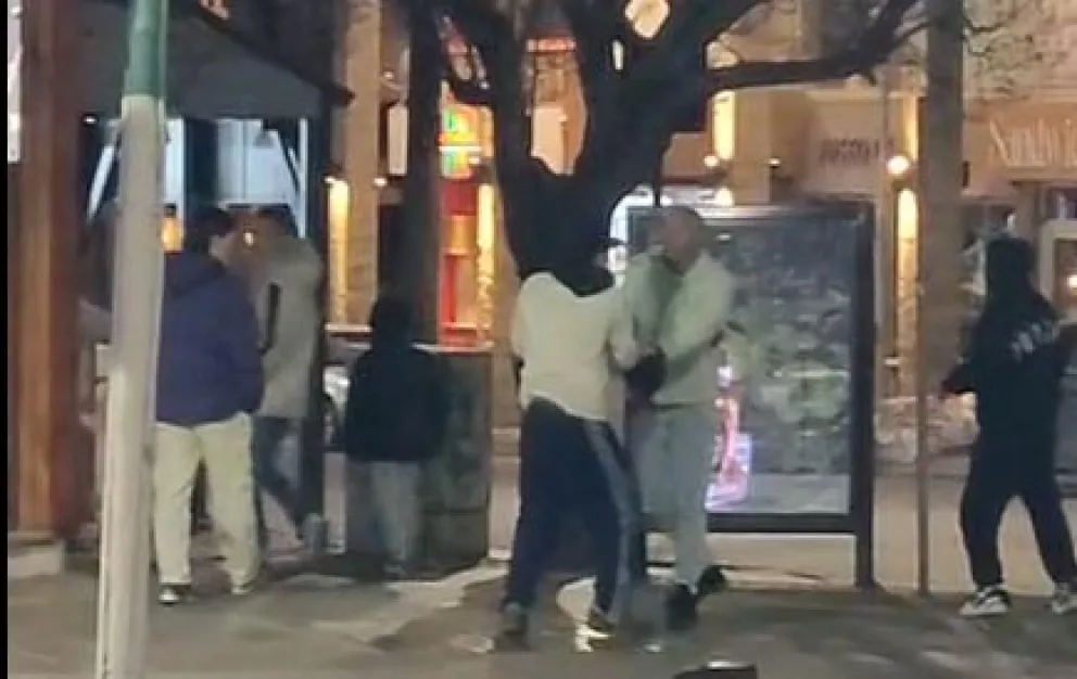 Un grupo de adolescentes interceptó a un turista y le robó en pleno centro de Bariloche.