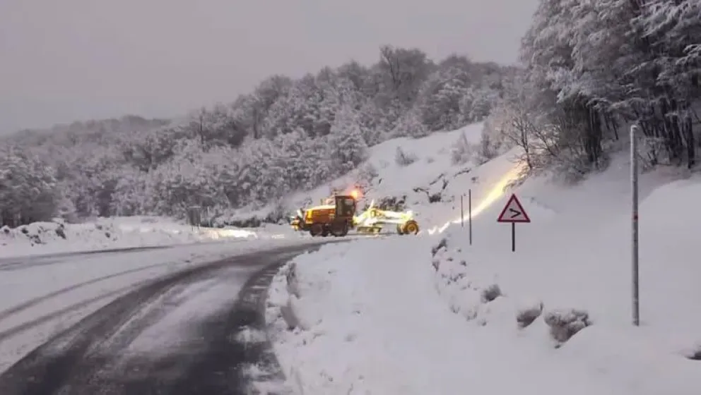 Acumulación de nieve en el acceso a Cardenal Samoré obligó a suspender la circulación en el complejo.