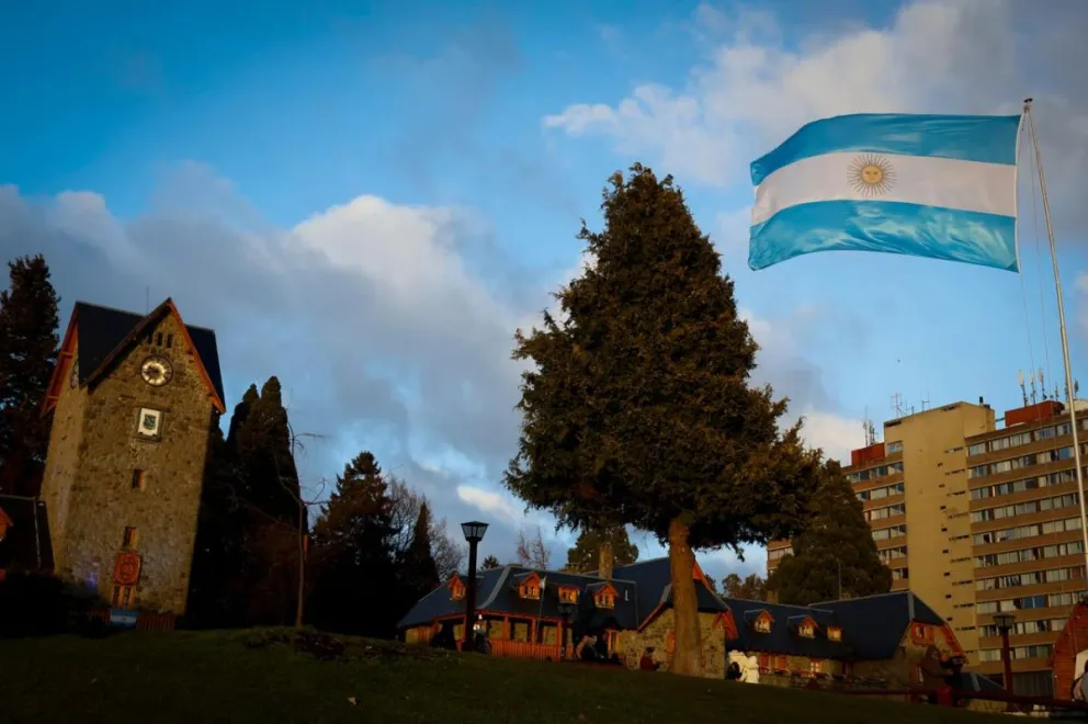 La bandera patria flamea en el Centro Cívico luego del acto por el aniversario del paso a la inmortalidad del General Manuel Belgrano. Fotos: Eugenia Neme