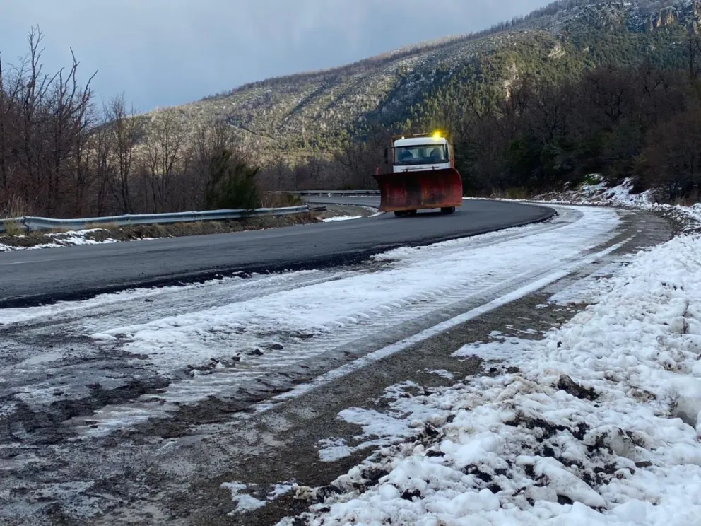 Trabajos de las maquinarias en la ruta. 