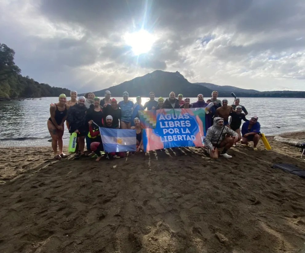 Nadadores de aguas abiertas compartieron la fecha patria en el lago Gutiérrez. Fotos Nadaar.