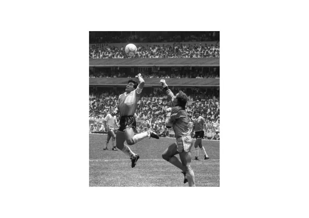 Maradona salta y se estira en el aire frente a la salida de Peter Shilton, en una imagen captada por Eduardo Longoni. Fotos gentileza.