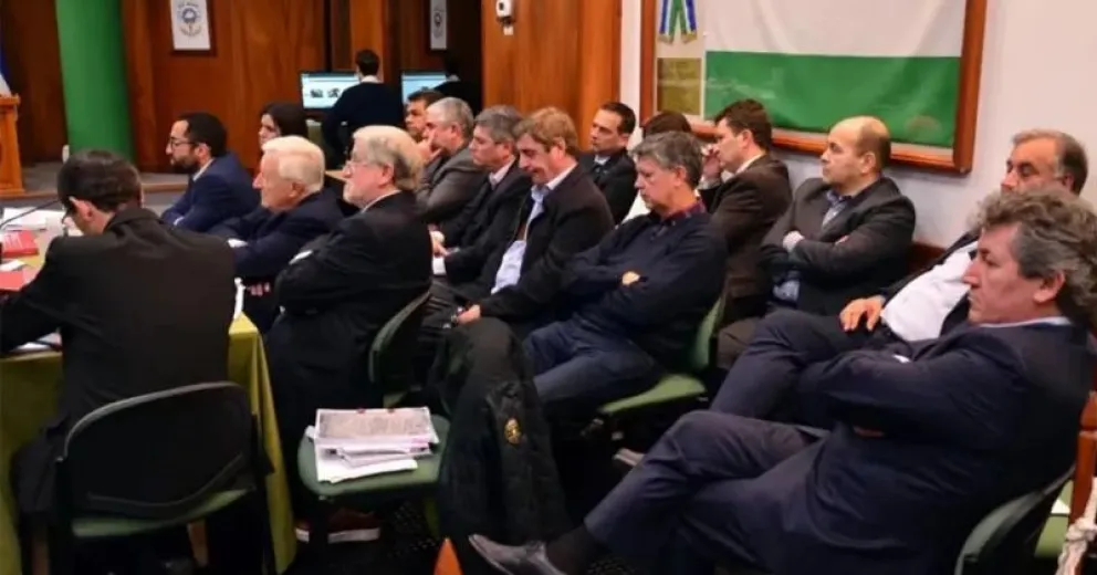 Ex ministros rionegrinos en el banquillo. Imagen de LU17.
