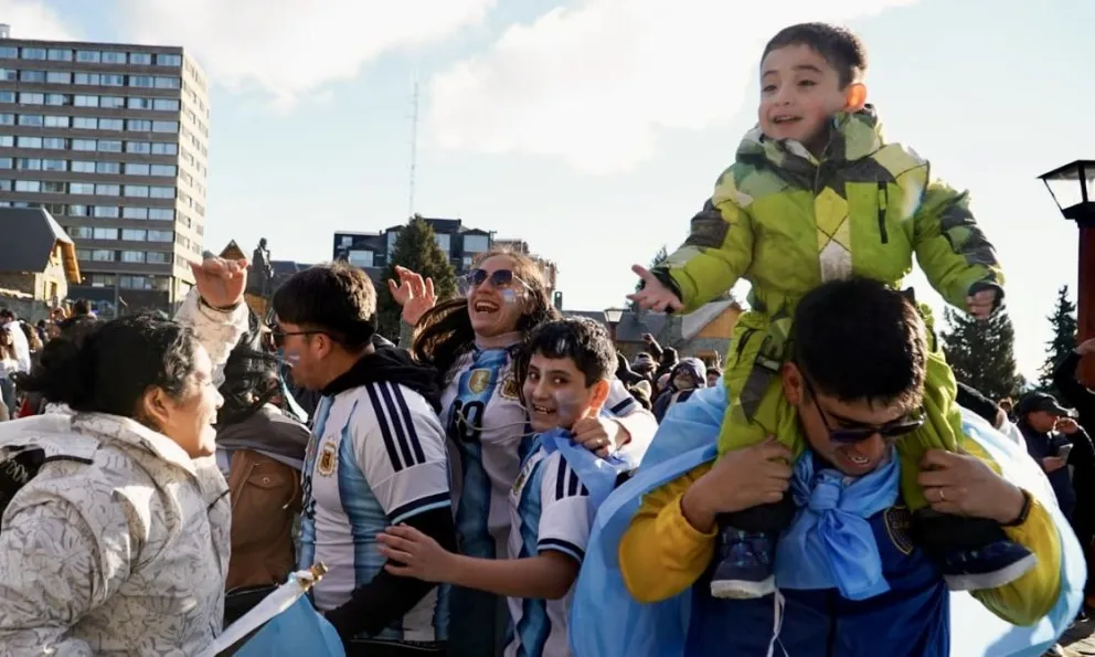 El público estalló en el Centro Cívico luego del segundo gol de Messi. Fotos: Facundo Pardo. 