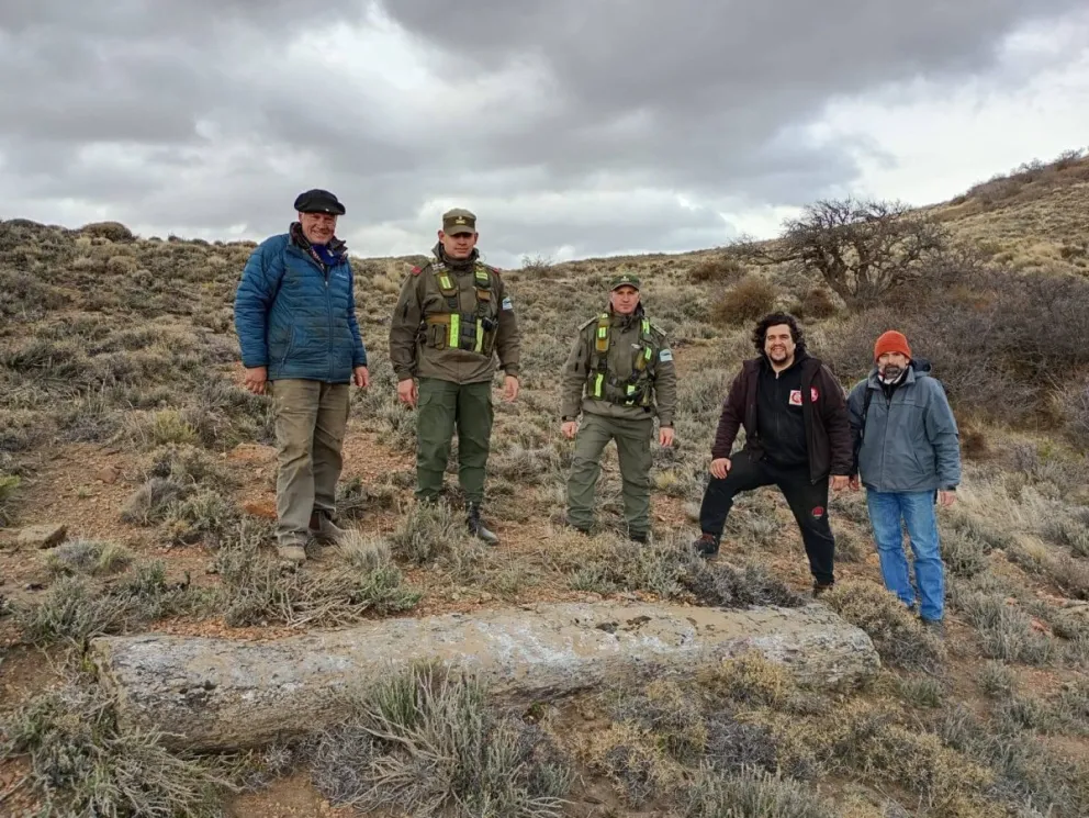 Ari Iglesias junto a integrantes del operativo en el campo en las afueras de Pilcaniyeu.
