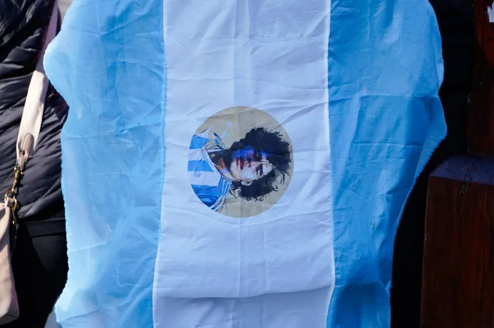A pesar de la lluvia, se mantiene la cábala de los partidos de la Scaloneta en el Cívico. 