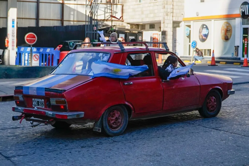 La pasión que se vive en las calles de la ciudad una vez más. Foto Euge Neme 