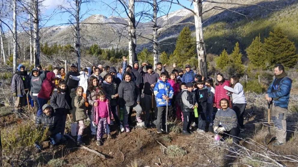 Estudiantes de la carrera se capacitan en la reproducción de especies nativas en el Vivero Forestal de Mallín Ahogado.