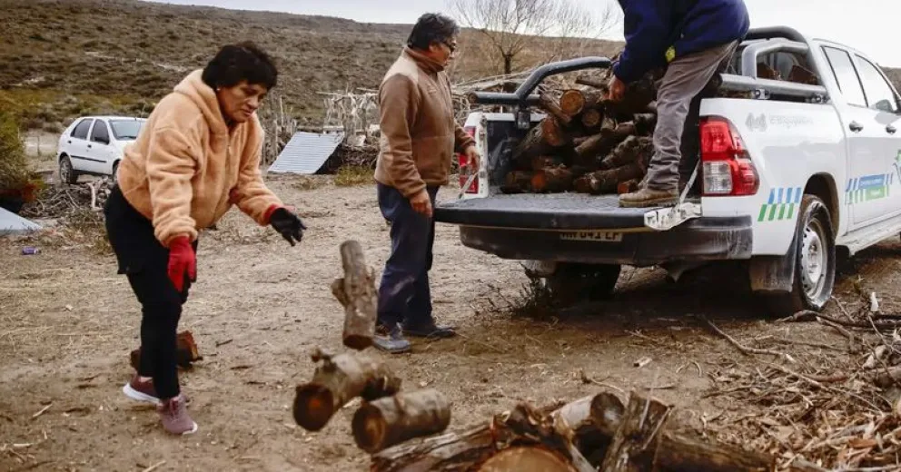 Gran parte de la leña es adquirida a productores de la región, promoviendo que la inversión permanezca dentro del circuito económico rionegrino.