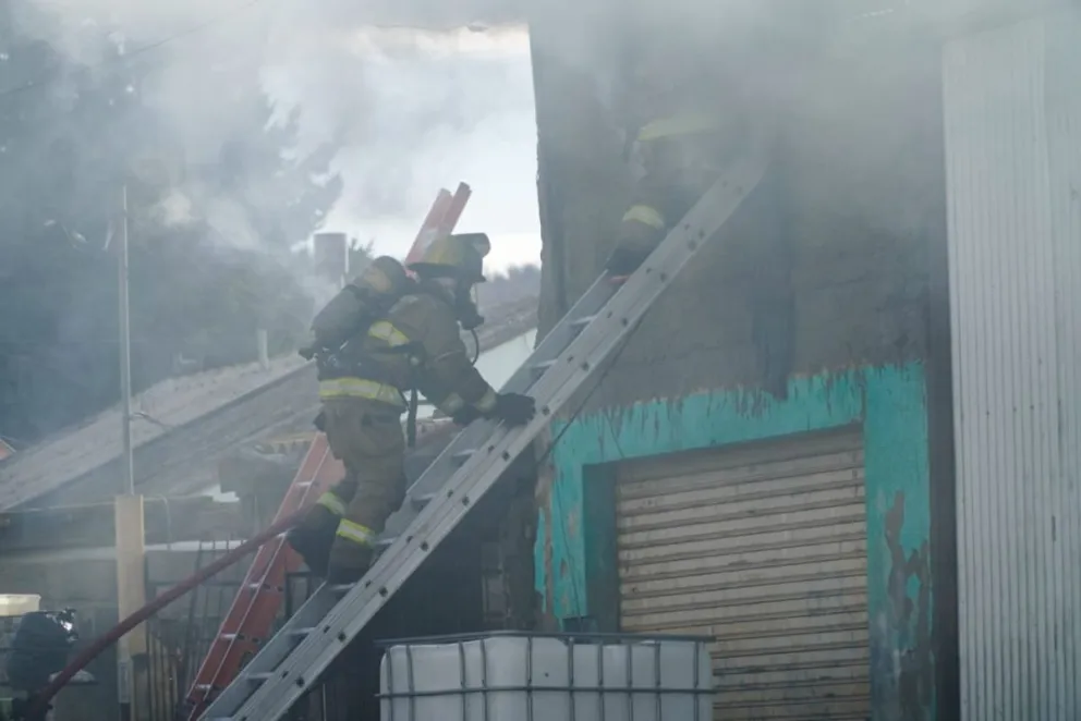 El trabajo de los bomberos voluntarios en el lugar. Fotos Facu Pardo 