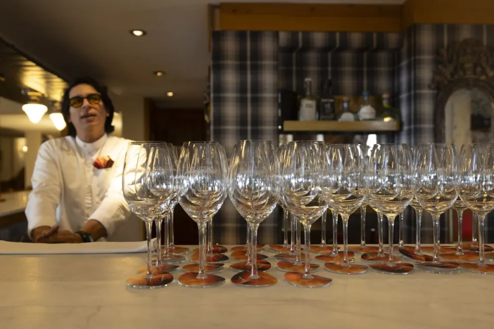 Copas preparadas para recibir un néctar vitivinícola. Fotos: Eugenia Neme.