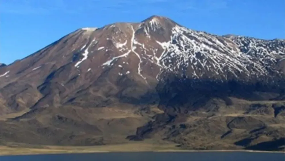 El volcán se ubica a más de 40 kilómetros de la ciudad de Rincón de los Sauces, en el oeste provincial. Fotos LMNeuquén.