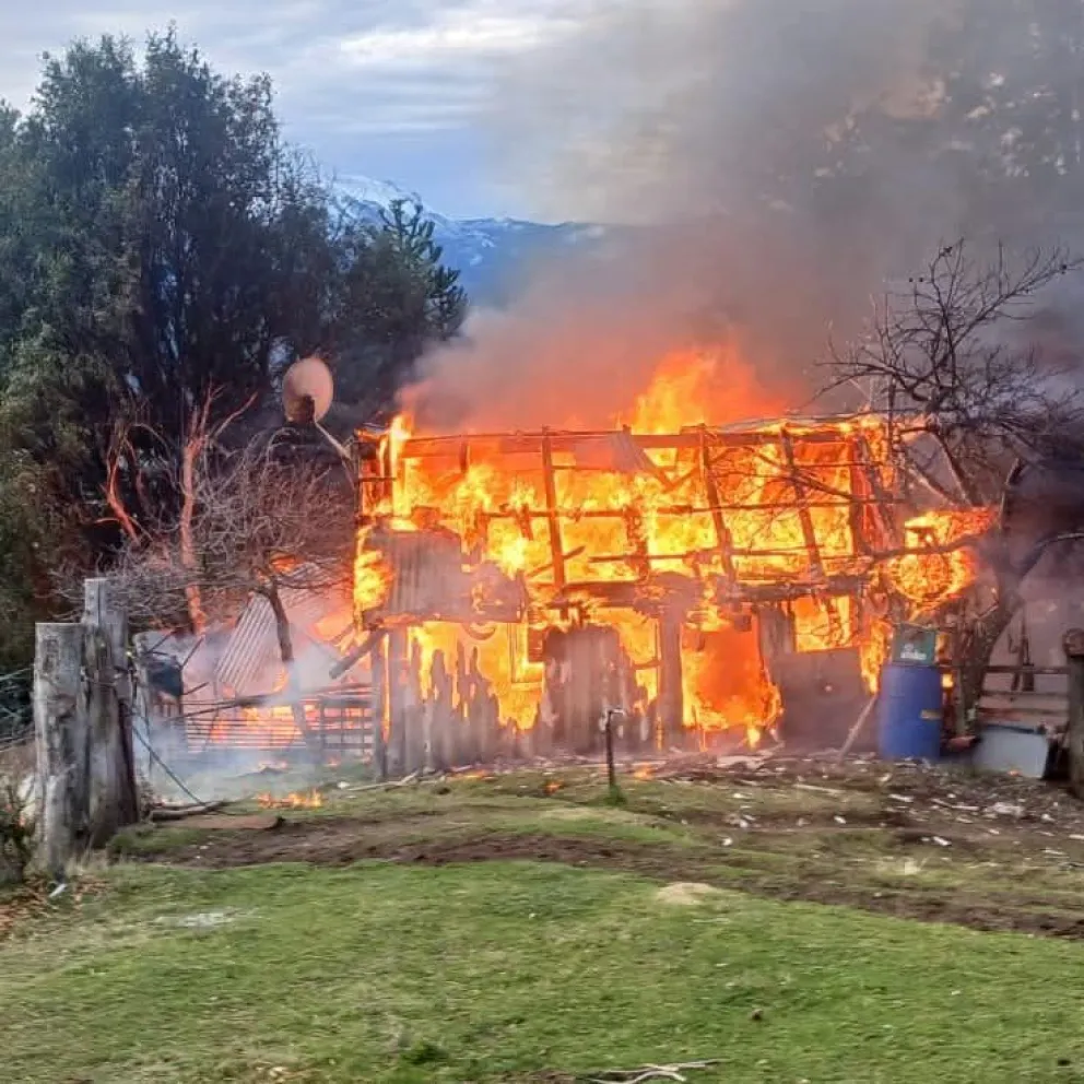 Las estructuras fueron consumidas por completo por las llamas. Imagen gentileza del Parque Nacional Lanín.