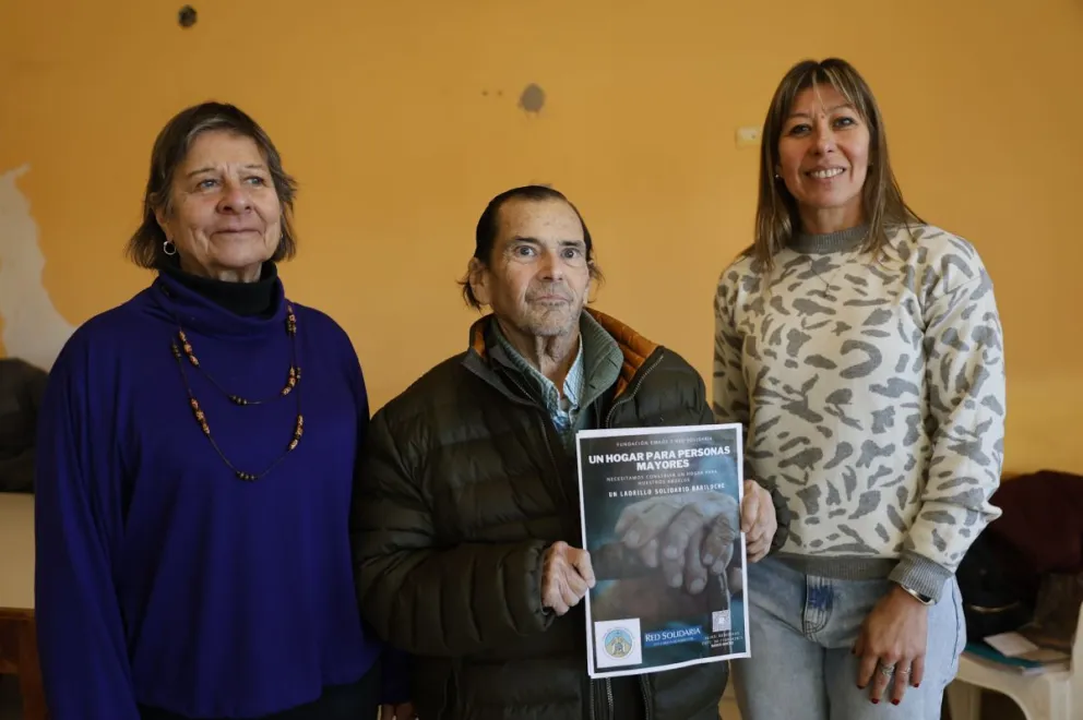 Inéz Ongay y Sandra Britez, de Red Solidaria Bariloche; en medio, el arquitecto que se encargará de la obra, Carlos Arbetman. Foto: Eugenia Neme.