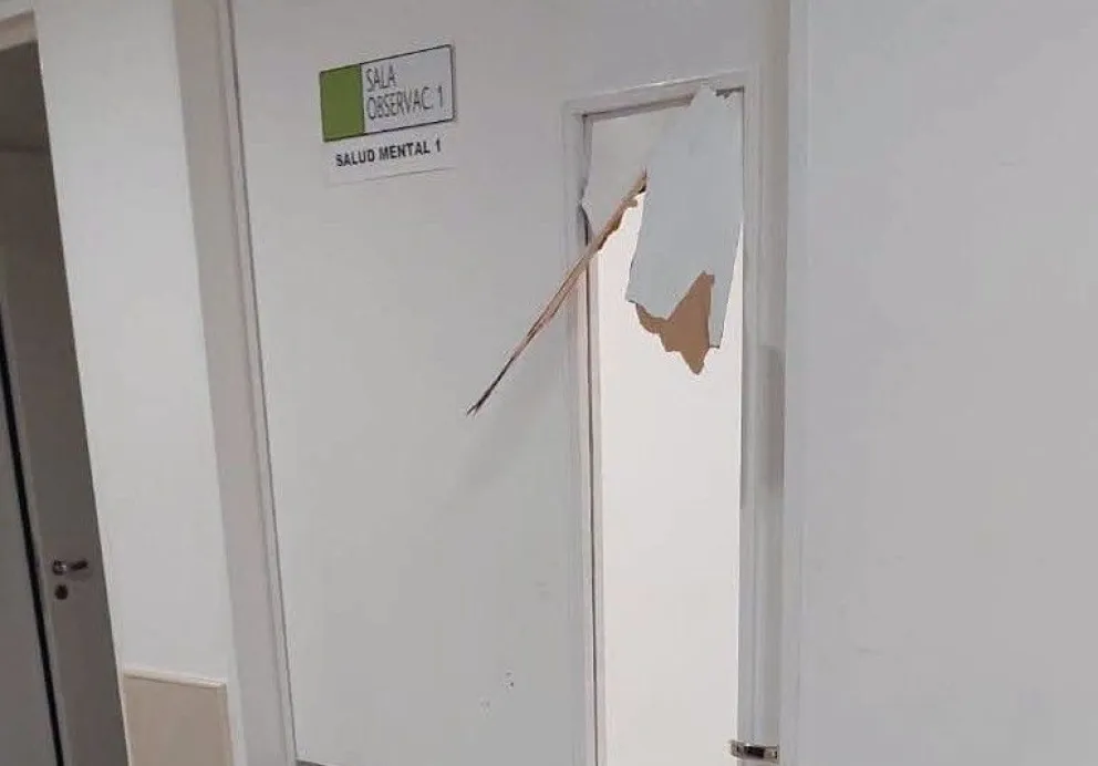 Así quedó la puerta luego del ataque. 
