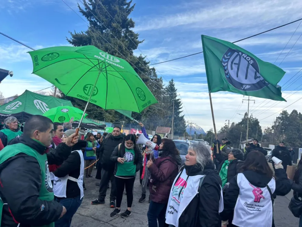 La jornada de reclamos en el ingreso al Centro Atómico Bariloche. 
