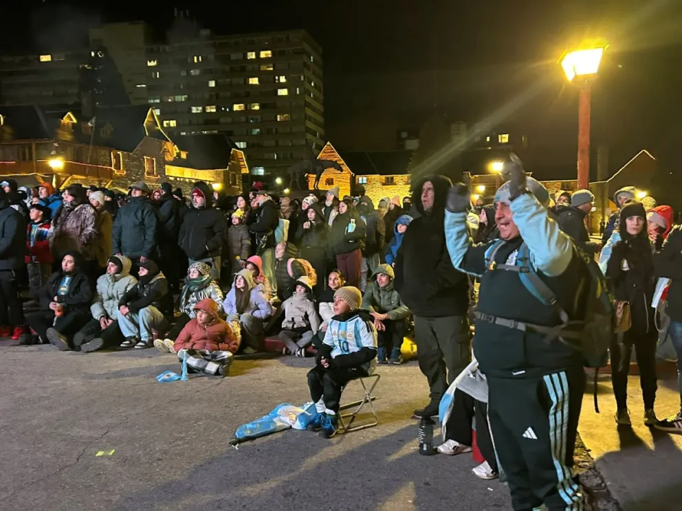 La plaza llena de hinchas de la selección. 