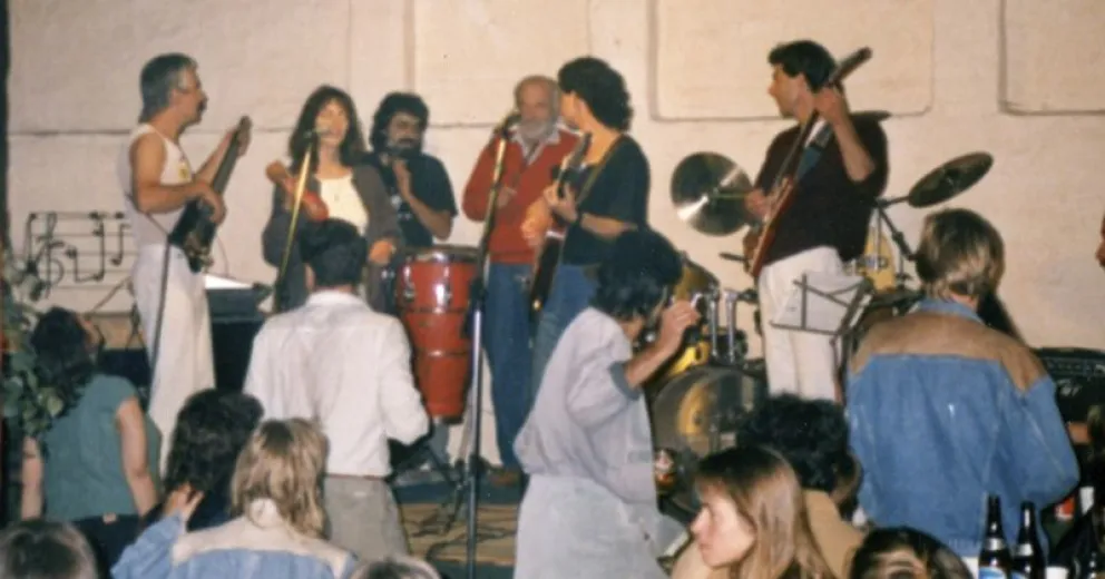 El querido Chingolo Casalla junto a su hijo Carlitos, acompañados de músicos locales. 