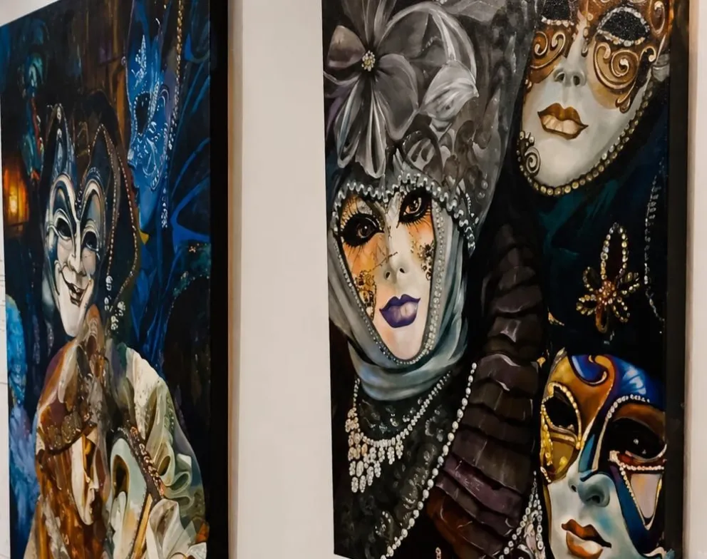Máscaras venecianas en los cuadros de Elena Gamez. Fotos gentileza.