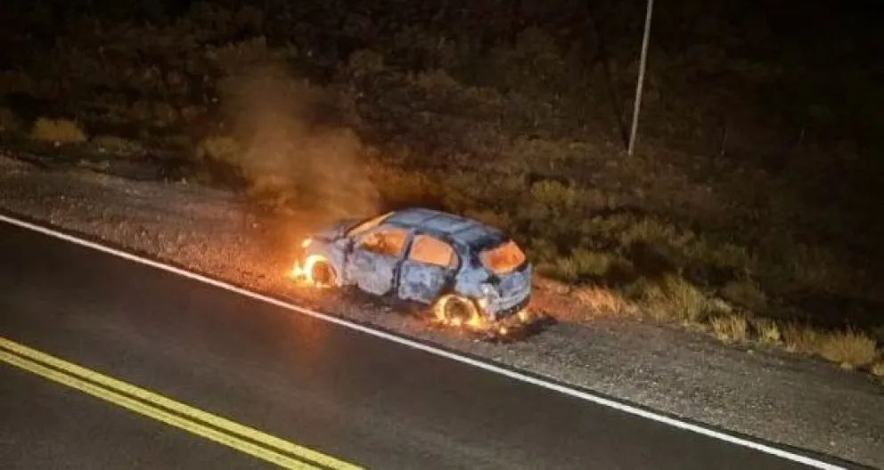 La destrucción por el incendio del auto fue total. Foto: Línea Sur Noticias 