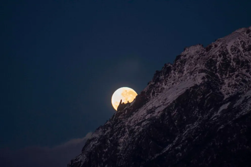 La Luna escondida detrás de uno de los picos del Catedral. Imágenes gentileza de Daniel Chiesa. 